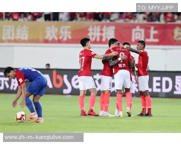 重庆队迎战恒大队争夺中超冠军荣耀的关键之战